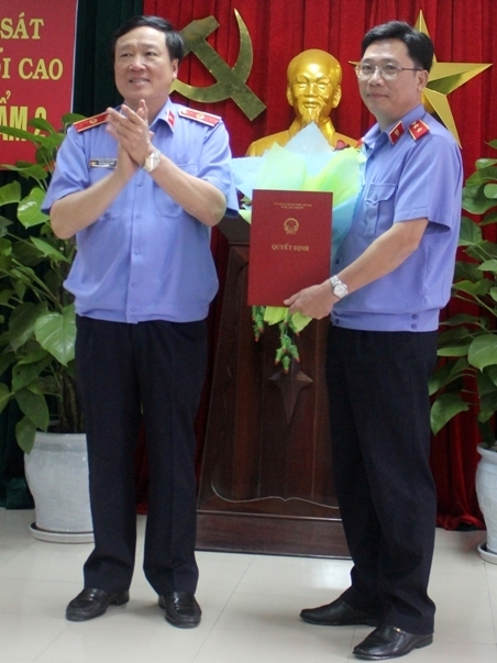 PGS.TS Nguyễn Hòa Bình, Viện trưởng VKSNDTC trao quyết định bổ nhiệm chức vụ Viện trưởng VKSND tỉnh Quảng Trị đối với đồng chí Phạm Văn Cần. 