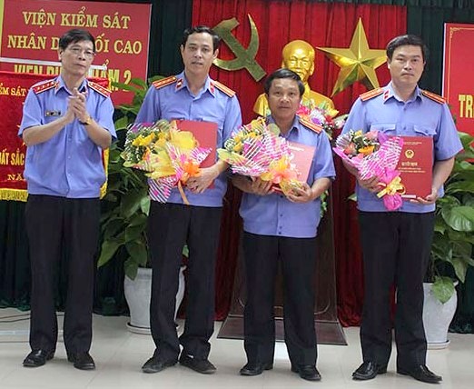  Tiến sỹ Lê Hữu Thể, Phó Viện trưởng VKSNDTC trao quyết định bổ nhiệm Kiểm sát viên trung cấp cho ba cán bộ của Viện Phúc thẩm 2.