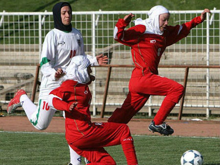 Bóng đá Iran bị một phen rúng động sau Scandal xuất hiện đàn ông trong ĐTQG nữ.