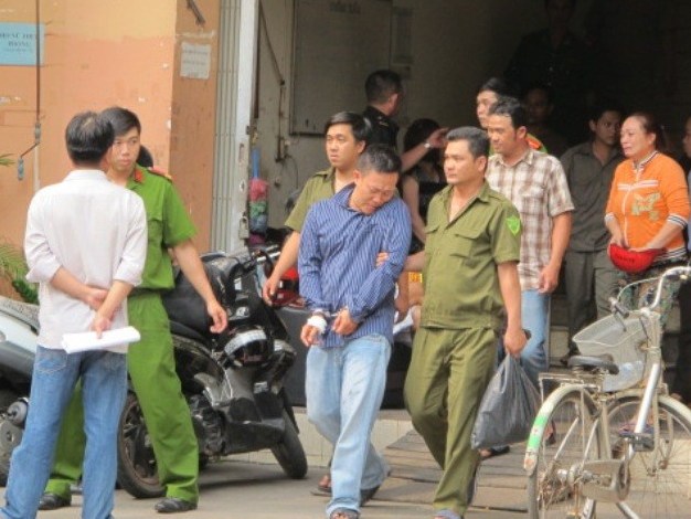 Cãi nhau, chồng phóng dao thấu ngực vợ