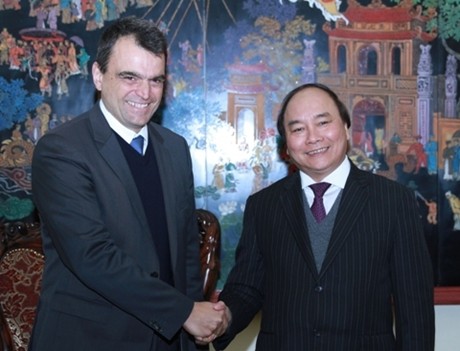 Phó Thủ tướng Nguyễn Xuân Phúc và ông Jean Luc Brial. Ảnh: VGP/Lê Sơn