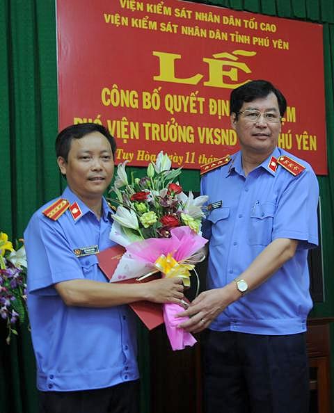  Tiến sỹ Trần Công Phàn, Phó Viện trưởng VKSNDTC trao quyết định bổ nhiệm chức vụ Phó Viện trưởng VKSND tỉnh Phú Yên cho đồng chí Lê Trung Hưng.