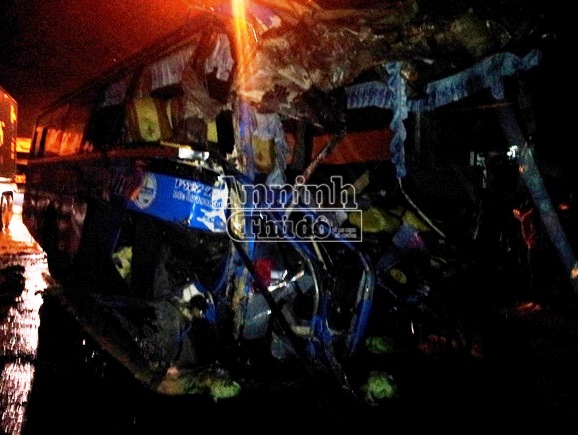 Xe khách đấu đầu xe tải, ít nhất 12 người thương vong