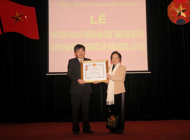 Phó Chủ tịch nước Nguyễn Thị Doan trao Huân chương Độc lập hạng Ba cho gia đình ông Phan Giá 