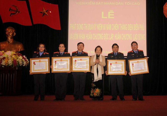 Phó Chủ tịch nước Nguyễn Thị Doan trao Huân chương Lao động cho các tập thể