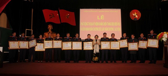 Phó Chủ tịch nước Nguyễn Thị Doan trao Huân chương Lao động cho các cá nhân 