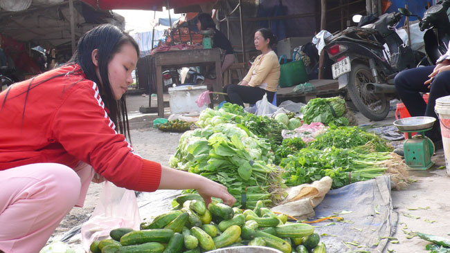 Nỗi lo cơm áo gạo tiền đã làm cho nữ CN này không dám mơ đến chuyện yêu ai hay lập gia đình (Ảnh: V.Lâm) 