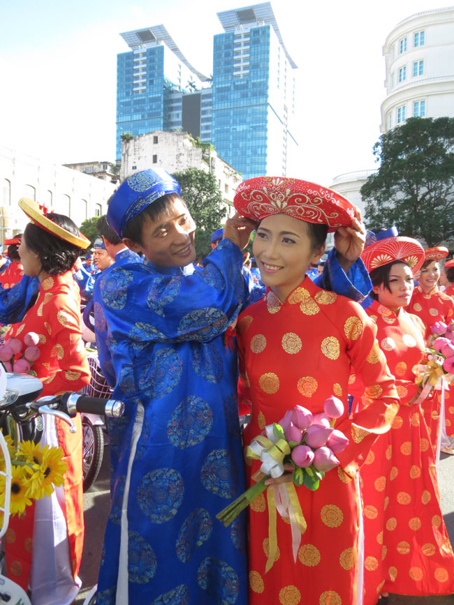 Tìm được người yêu và đi đến đám cưới là ước mơ của không ít CN trong ngày Lễ Tình nhân (Ảnh: L.Tuyết) 