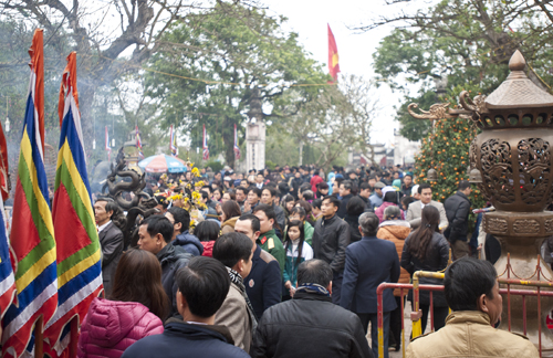 Đền Trần đông nghẹt trước giờ khai ấn