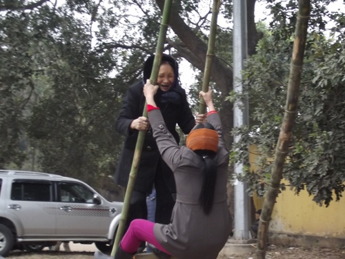 Cụ bà 80 tuổi mạnh mẽ chơi đánh đu ở hội Lim