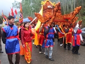 Hàng ngàn người đội mưa rét trẩy hội Đền Vua Mai