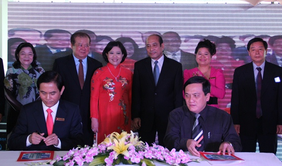 Phó Thống đốc Trần Minh Tuấn cùng lãnh đạo Ủy Ban Nhân dân TPHCM và các ban, ngành chứng kiến hợp tác giữa BIDV và Ngân hàng Đệ Nhất (Ficombank) - khởi đầu cho quá trình tái cấu trúc các ngân hàng TMCP trên địa bàn TPHCM. Ảnh: Tường Minh