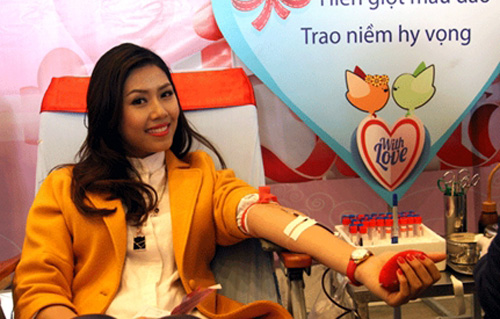 12 000 người tham gia hiến máu trong mưa phùn