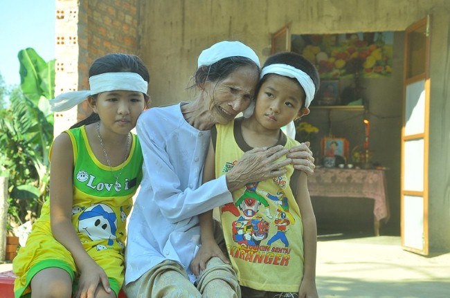 Bà nội 83 tuổi lưng còng chăm 2 cháu mồ côi