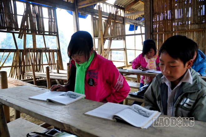 Lớp học bằng phên tre giữa cái lạnh 10 độ C