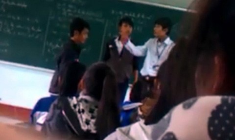 Vụ thầy tát tai, trò lên gối  Nhà trường bị khủng bố và gạ gẫm
