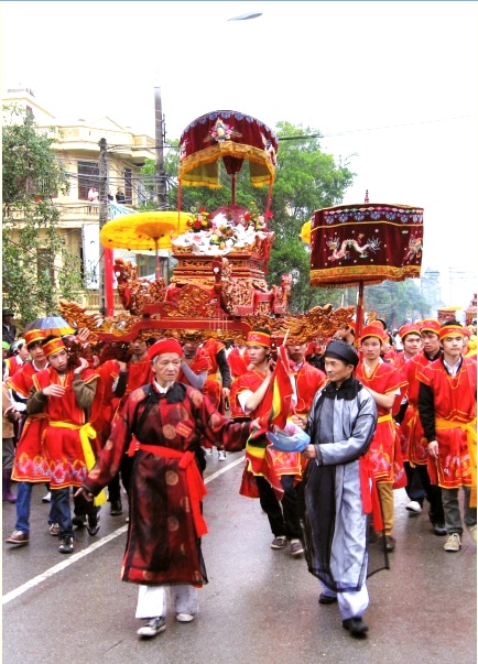 Phong tục rước kiệu từ Đền Kỳ Cùng lên Đền Tả Phủ là nét độc đáo nhất của lễ hội