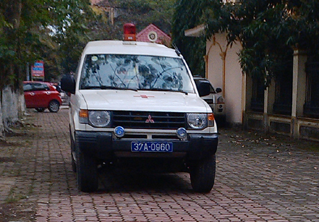 Xe cứu thương chở cán bộ… đi họp