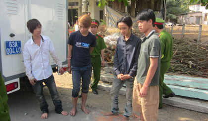 Bắt 6 đối tượng dùng trụ bê tông chắn ngang đường gây TNGT