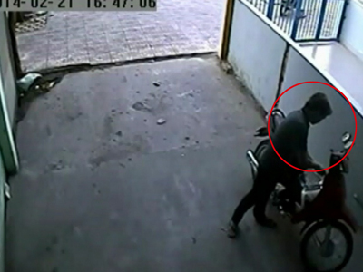 Cô gái bất lực nhìn tên trộm lấy xe máy