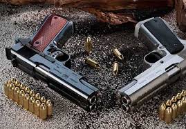 Mang 2 khẩu súng đi thanh toán đối thủ lúc rạng sáng