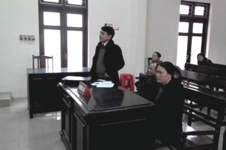 Đại diện UBND huyện Thiệu Hóa một mực cho rằng quyết định của chủ tịch UBND huyện cho con kiện thắng mẹ là đúng pháp luật.