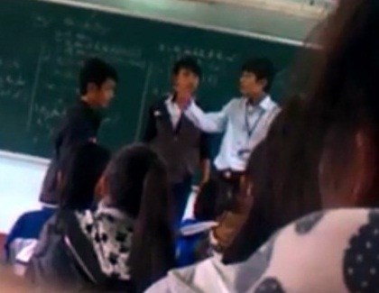 Thầy giáo tát học trò bị sa thải