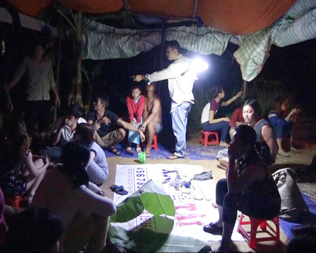 Bắt quả tang 17 đối tượng tham gia đánh bạc