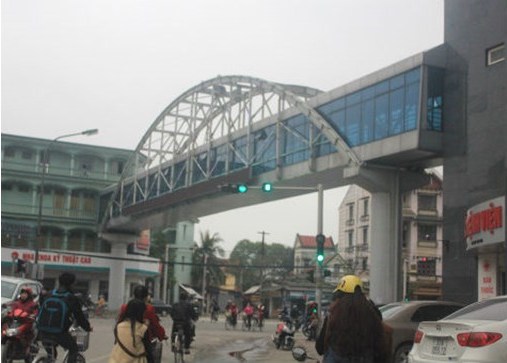 Cây cầu vượt bệnh viện mọc lên giữa thành phố nhưng không có đơn vị nào quản lý giao thông