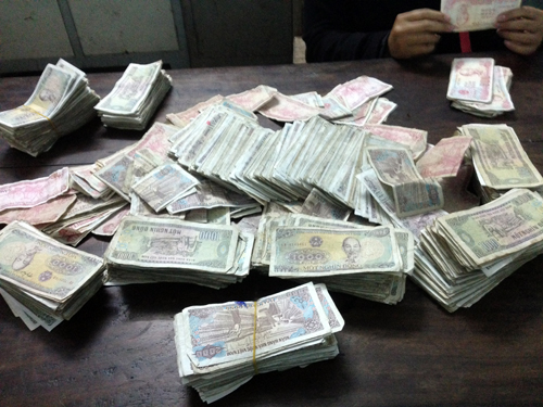 Nữ sinh mang 1 600 tờ tiền lẻ đi bồi thường