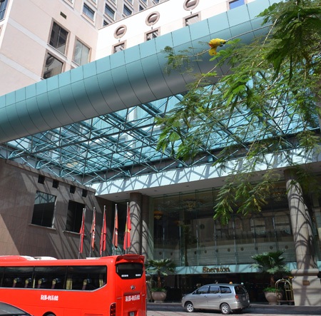 Một người nước ngoài rơi từ tầng 20 khách sạn Sheraton