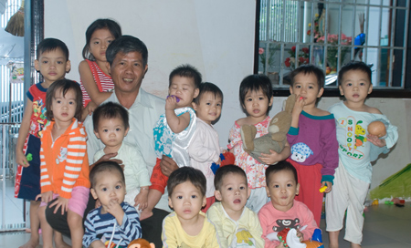 Gặp người tự tay chôn cất hơn 10 000 thi thể hài nhi