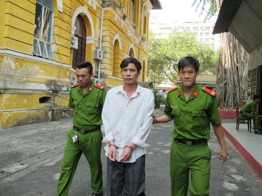 Tông chết người, bỏ trốn rồi lại chém người