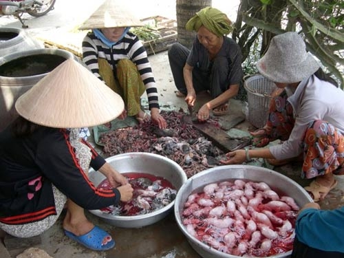 ....đến cắt đầu, lột da chuột bán cho khách cũng một tay chị em phụ nữ có lá gan “to” dám làm điều này.