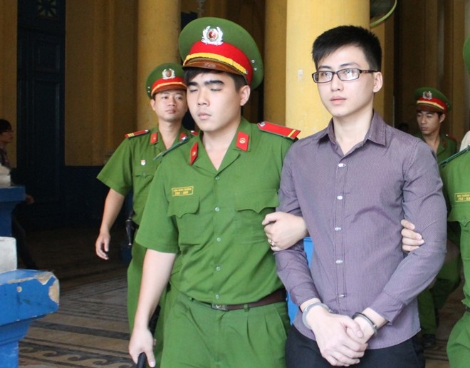 Phú bị dẫn giải sau phiên tòa.