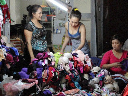 Cuồng hàng thùng, xài cả nội y siđa