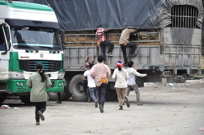 Cận cảnh đội quân hôi dưa ở cửa khẩu Tân Thanh