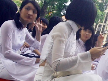 Khi học sinh làm đẹp quá đà