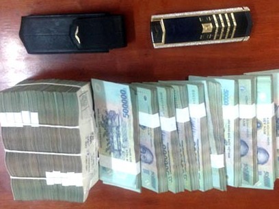 Trấn điện thoại tiền tỷ của doanh nhân ở sàn đấu giá