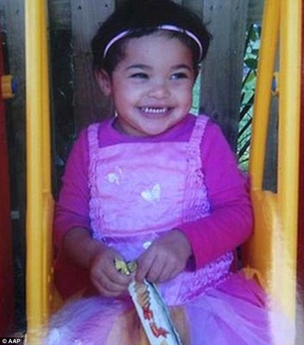 Bé 2 tuổi bị đánh chết vì không biết dùng nhà vệ sinh