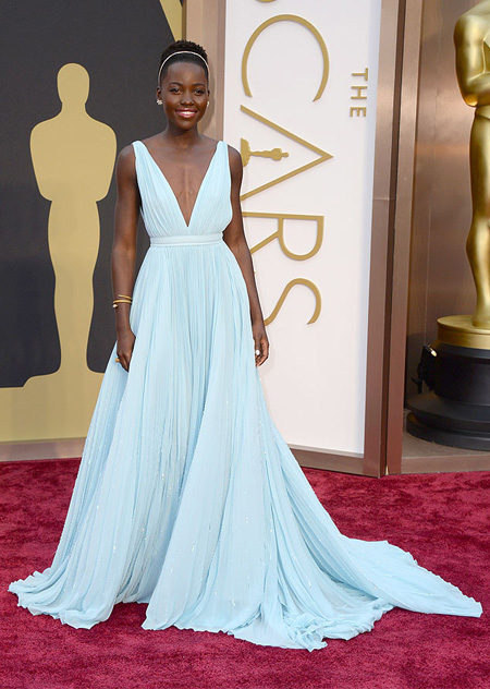 Nữ diễn viên của 12 Years a Slave - Lupita Nyongo - chọn váy lụa xanh mềm mại với các hạt lấp lánh của Prada.