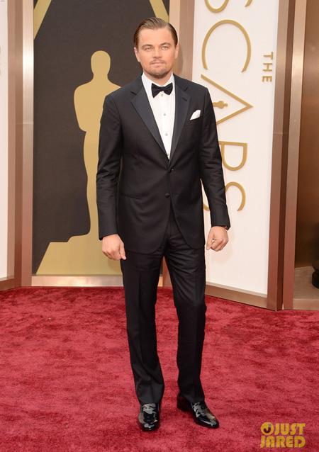 Tài tử Leonardo DiCaprio bảnh bao trong bộ suit đen, thắt nơ trẻ trung ở cổ áo.
