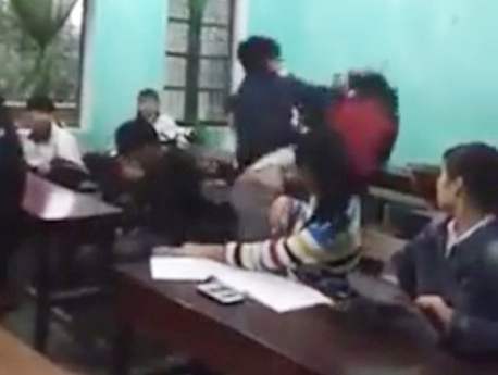 Kỷ luật cảnh cáo nam sinh hung bạo đánh bạn nữ trong lớp