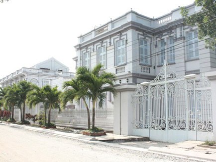 Con trai Công tử Bạc Liêu Chạy xe ôm, bán sách nuôi con gái bại liệt