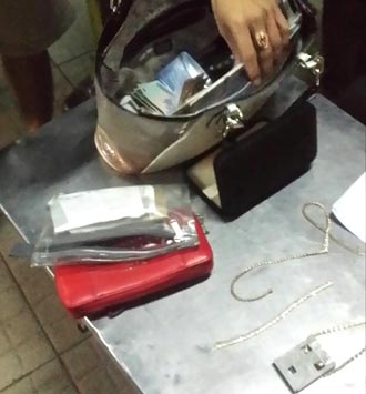 Lái taxi bỏ chạy cùng tài sản của nữ Việt kiều