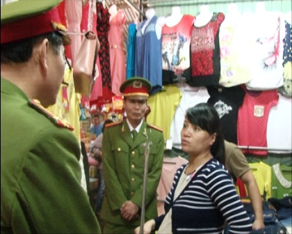 Cảnh báo thủ đoạn trộm hết sức tinh vi ở shop áo quần