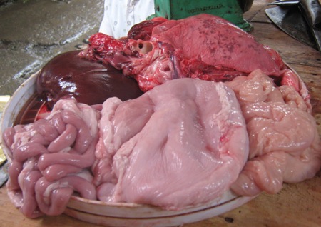 Nội tạng động vật ngậm hóa chất lên bàn ăn