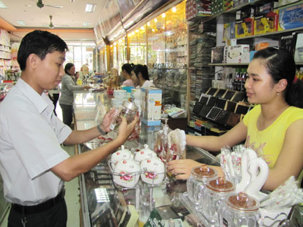 Hàng hóa phong phú, nhộn nhịp khuyến mãi