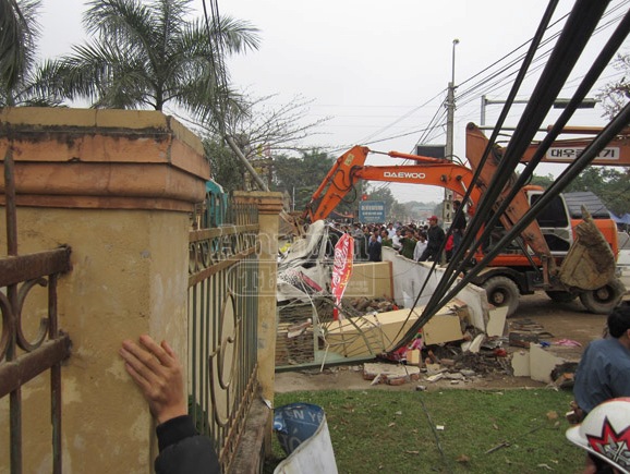 Xe cẩu kéo đổ cổng nhà văn hoá, đè chết 3 người