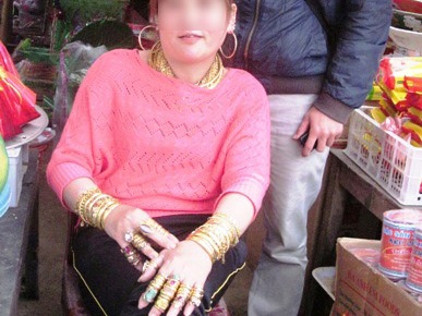 Choáng với hình ảnh người phụ nữ đeo hàng chục cây vàng